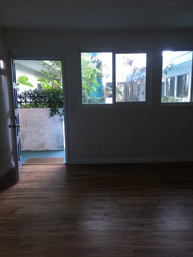 Foto del edificio - 4033 W Sunset Blvd
