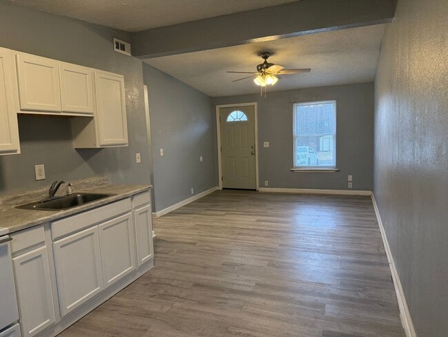 Building Photo - 155 Tamarack Dr