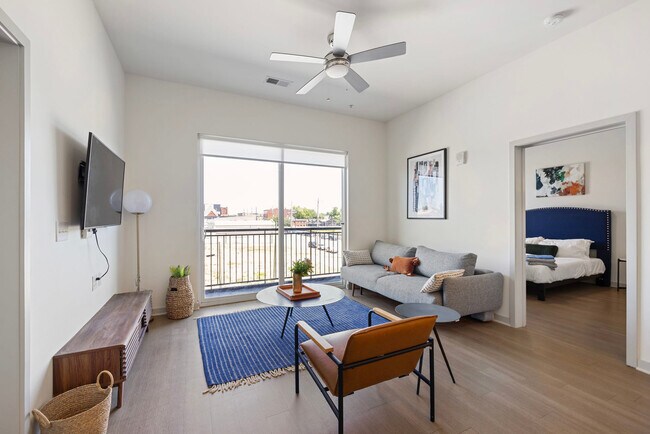 Building Photo - 633 E Main St