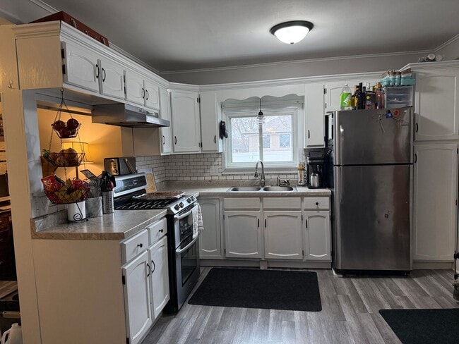 Building Photo - Charming Character Home with Screened Porch & Main Floor Laundry in North Branch