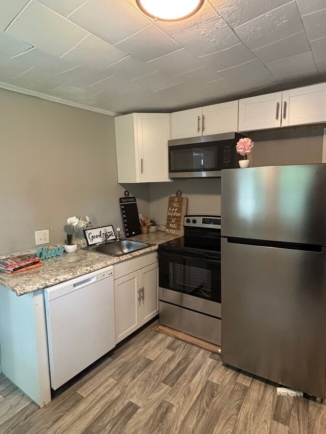 Building Photo - 3-Bed Home $1300 – Spacious & Move-In Ready!