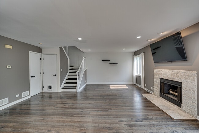 Building Photo - 1633 Hilton Head Dr