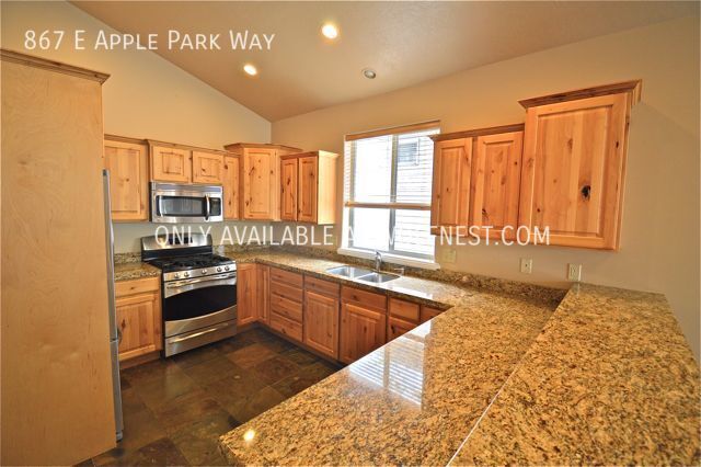 Building Photo - Luxurious 3 Bed (plus Office/Den) - Millcr...