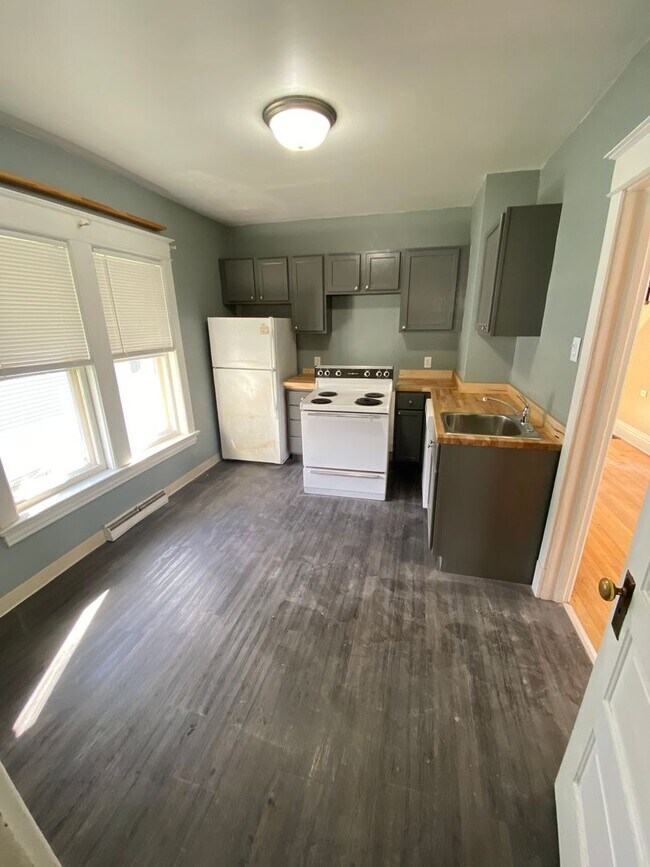 Building Photo - AVAILABLE SEPTEMBER 1ST- Updated 2 bedroom...