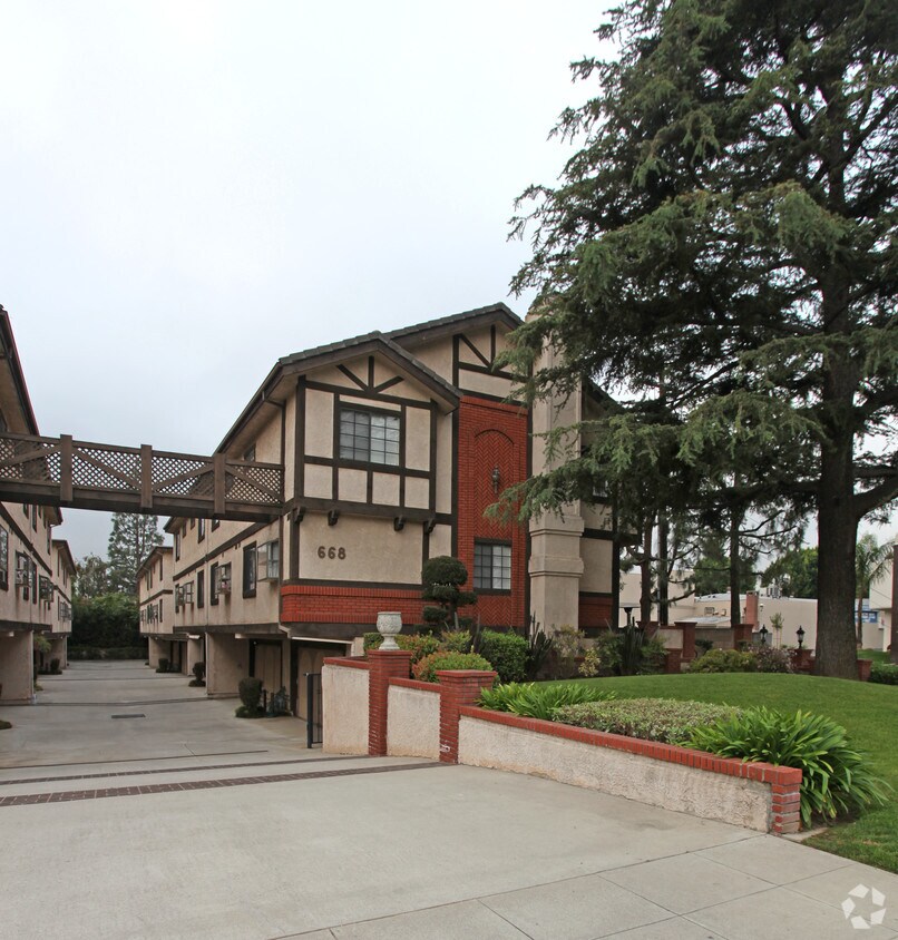 Building Photo - 668 W Naomi Ave
