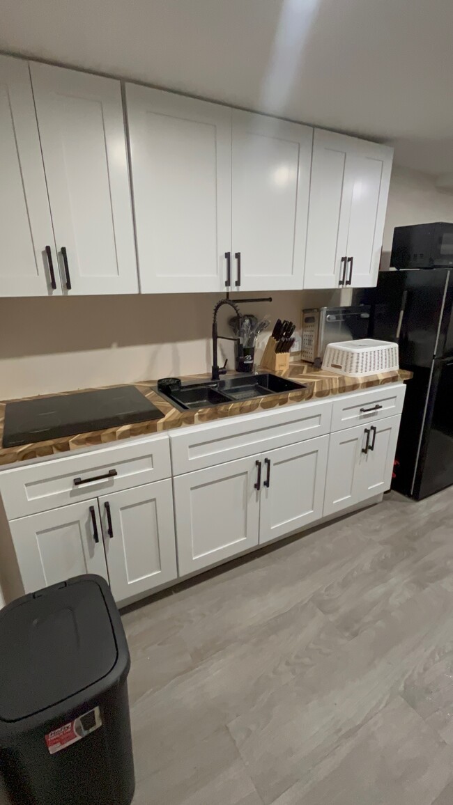 Kitchenette - 2437 S Milan St