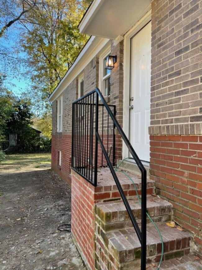 Building Photo - 322 N Claybrook St