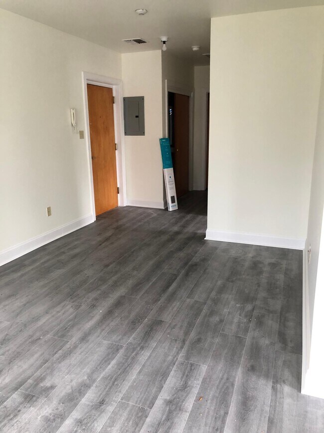 Entrada a la sala de estar - 401 Berkley Rd