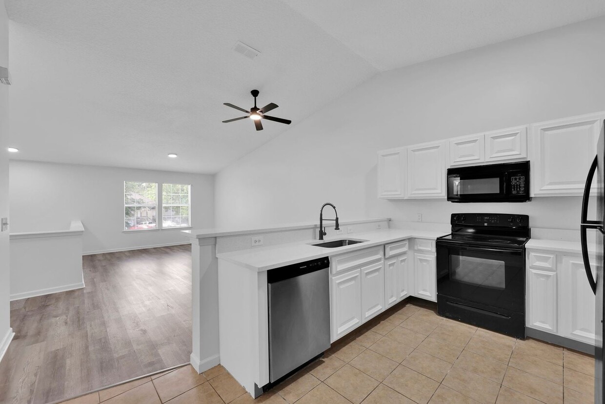 Foto principal - Welcome to this charming 3-bedroom, 2-bath...