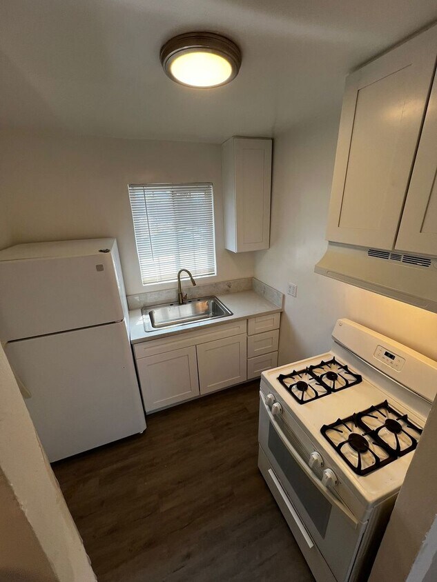 Foto principal - 2BR 1 BA Unit- Nice Yard and Carport, Remo...