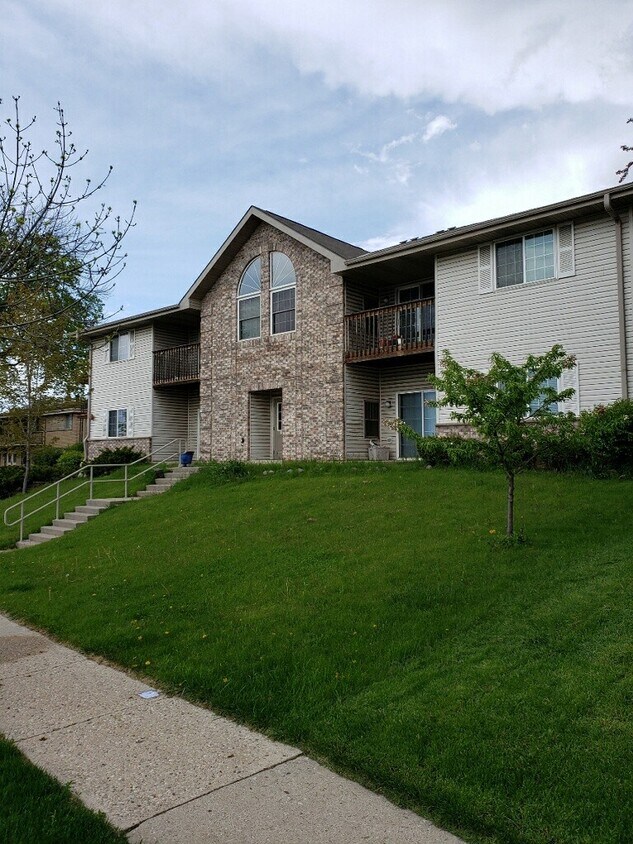 11724 W Bluemound Rd, Wauwatosa, WI 53226 Apartments in Wauwatosa, WI