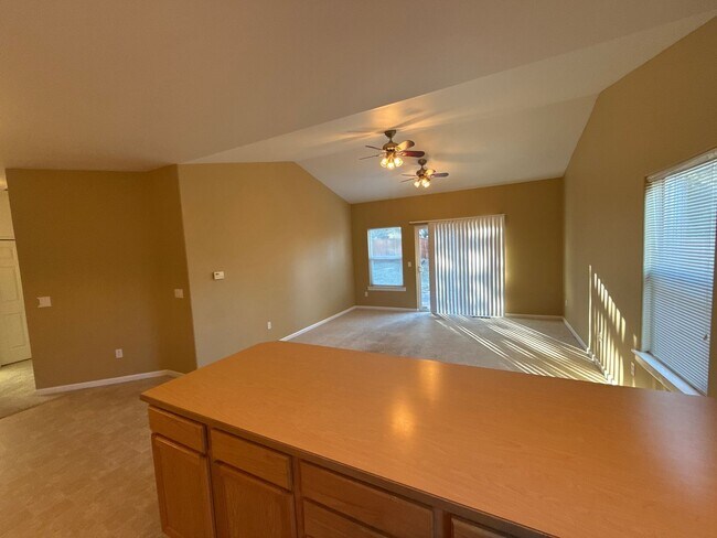 Foto del edificio - 21183 Copperfield Avenue