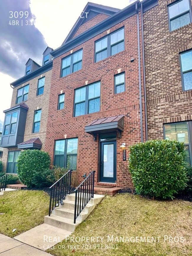Building Photo - Stunning & Luxurious Metro Row Townhouse!