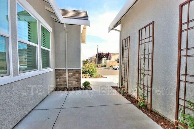 Building Photo - 6273 Element Ln