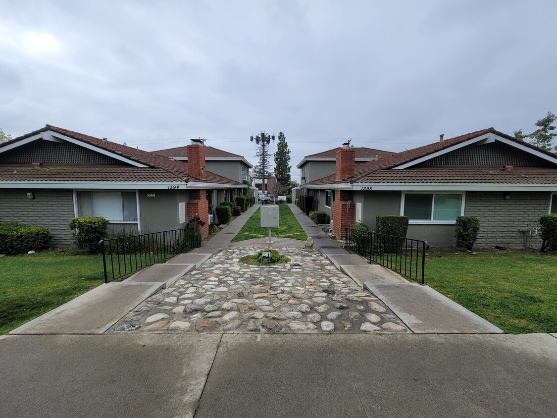 Street View - 1398 Springfield St