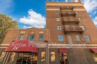 Building Photo - 208 E 5th St