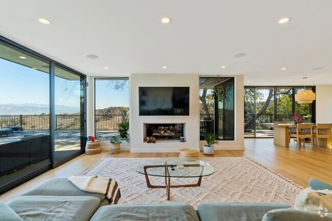 Building Photo - 3632 Beverly Ridge Dr