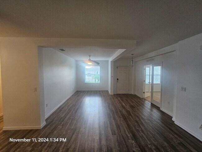 Building Photo - Charming 4/3 single family 3 car garage home