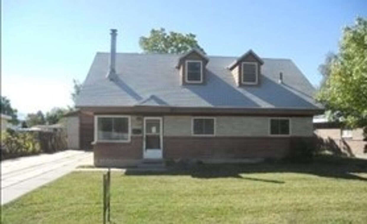 Primary Photo - Large 4 Bed 2 Bath with Extra Large 2 Car ...