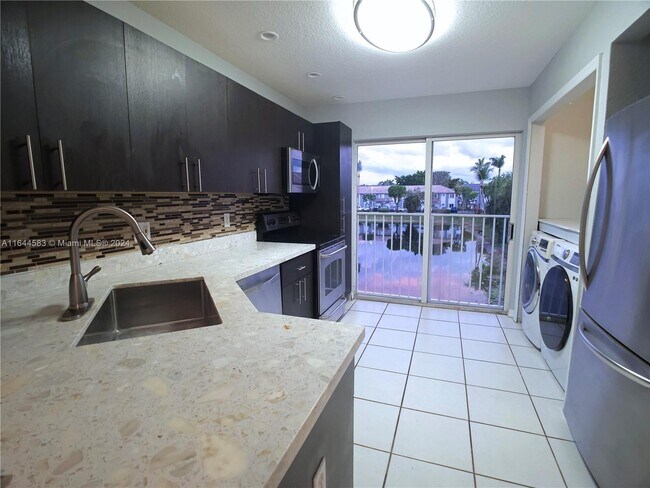 Foto del edificio - 5755 NW 109th Ave