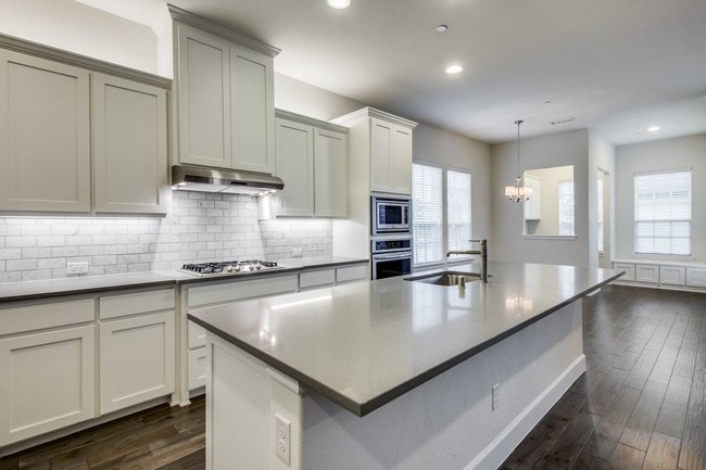 Building Photo - Exquisite colonial style townhome