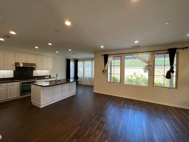 Building Photo - 65 Borghese