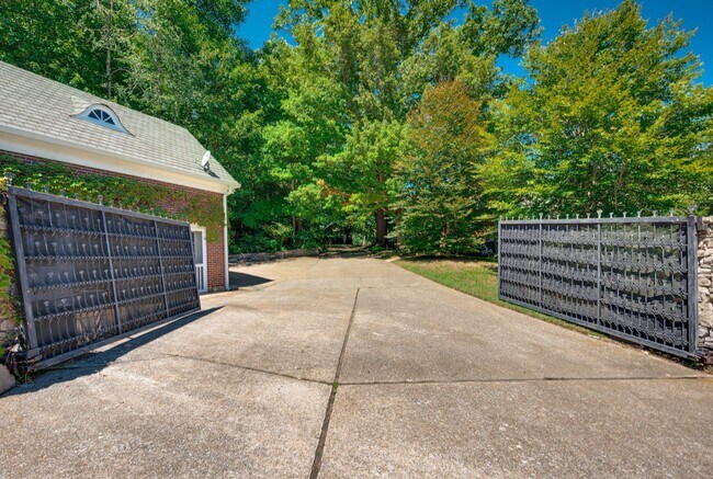 Foto del edificio - 5750 Garrison Rd
