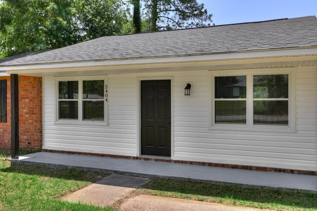 Building Photo - 2404 Southdale Dr