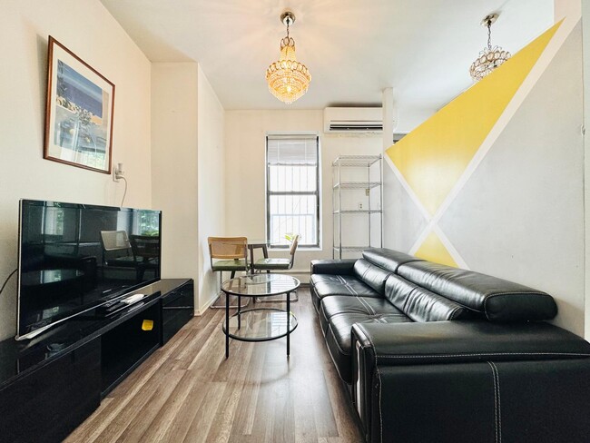 Foto del edificio - Furnished room/NOT APARTMENT