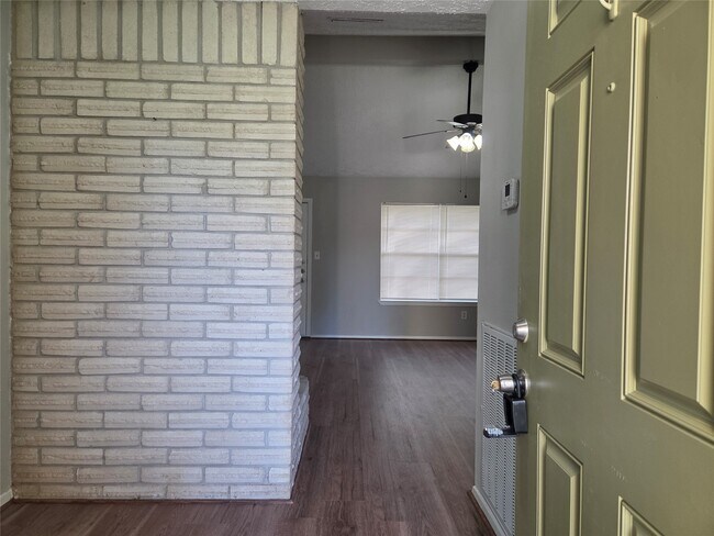 Foto del edificio - 14210 Galvani Dr