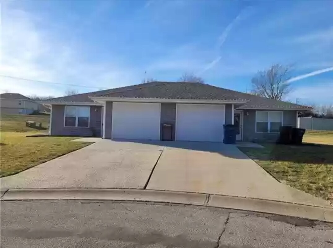 106 SE 25th St, Oak Grove, MO 64075 Townhome Rentals in Oak Grove MO
