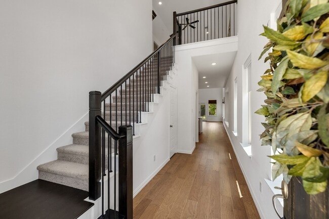Building Photo - 3100 Greenbriar Dr