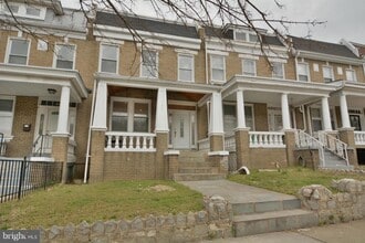 Building Photo - 733 Otis Pl NW