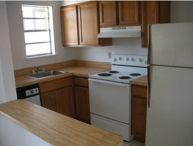 Kitchen - San-Lyn Apartments