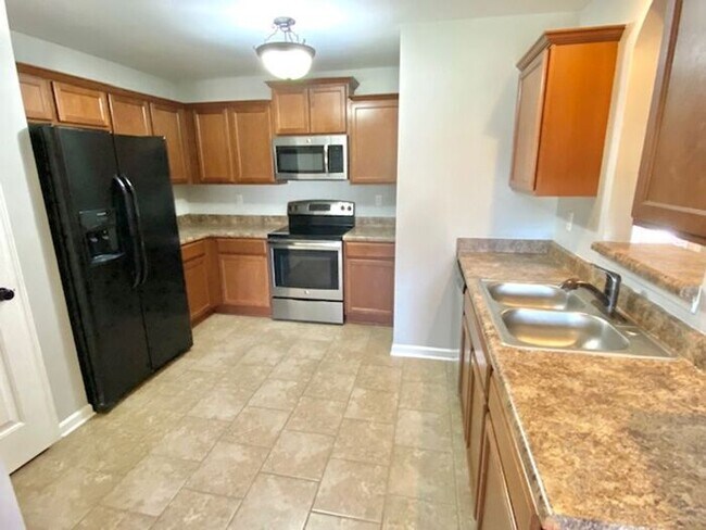 Building Photo - Now Leasing a 4-bedroom 2 bath home on Oli...
