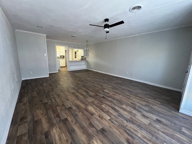 Building Photo - 910 S La Salle Dr