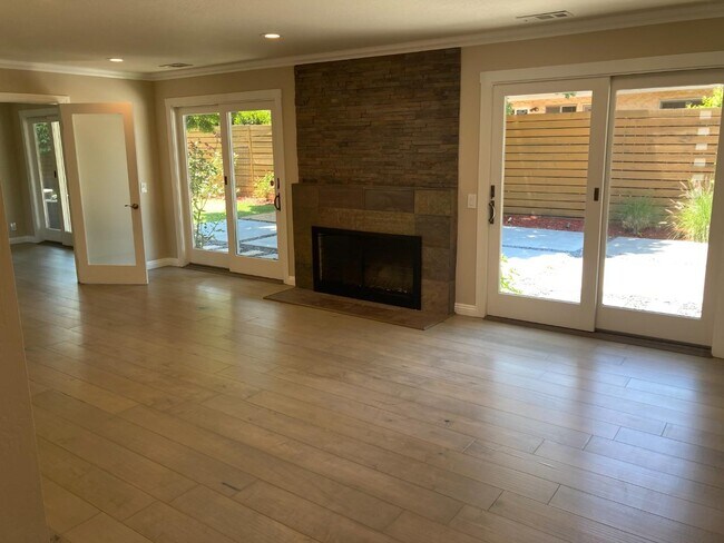 Building Photo - 220 Valencia Dr