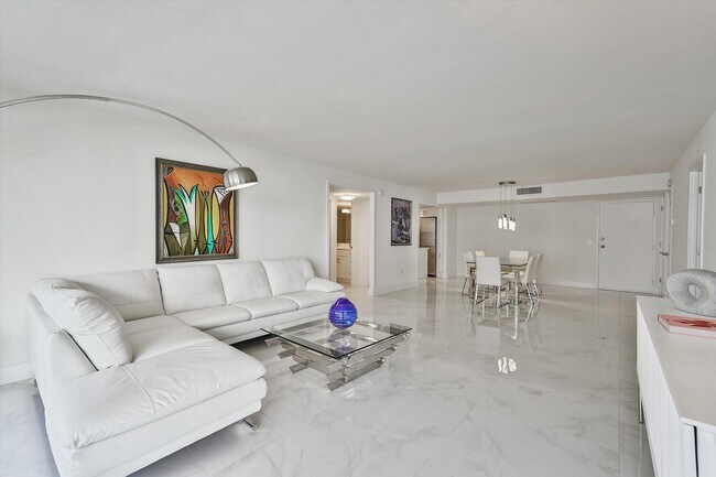 Foto del edificio - 3460 S Ocean Blvd