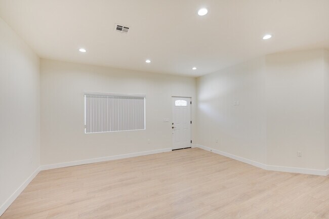 Foto del edificio - 7837 Wilkinson Ave