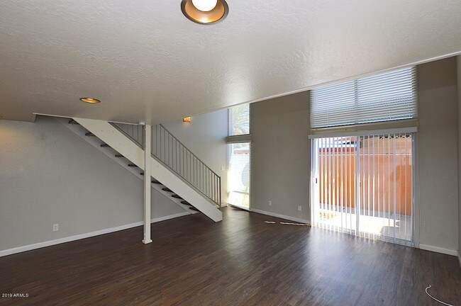 Foto del edificio - 6945 E 2nd St