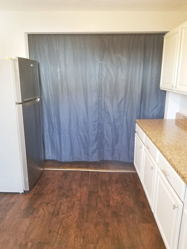 Building Photo - Two Bedroom Two Story Townhome Close to th...