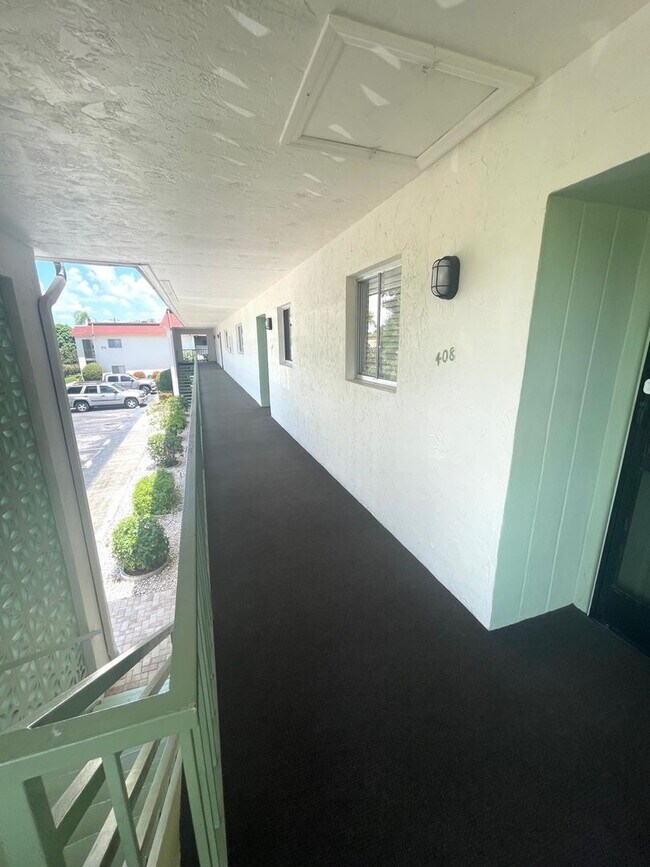 Building Photo - $500 OFF FIRST MONTH RENT • Centrally Loca...