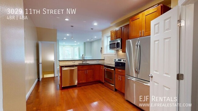 Foto del edificio - Columbia Heights Four Story Row home for R...