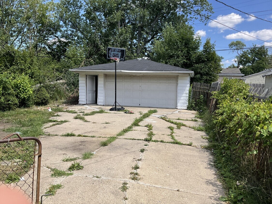 Building Photo - 6018 Plainview