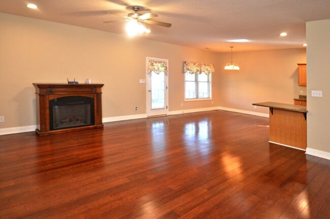 Photo - Live in Wyndhurst! House