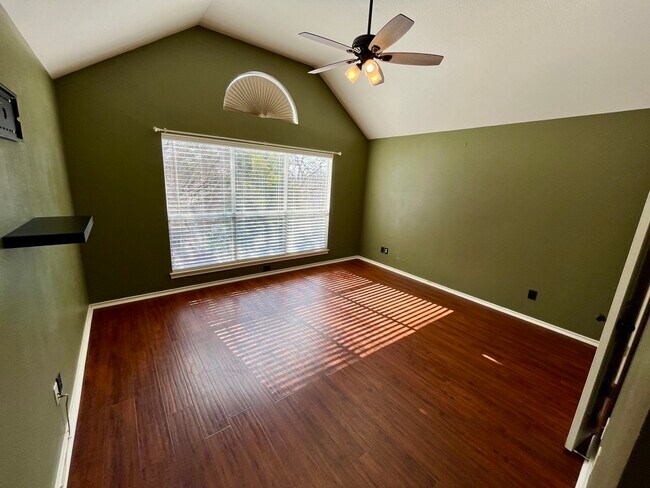 Foto del edificio - 5810 Spring Sq