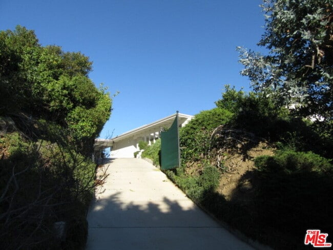 Building Photo - 1210 N Kenter Ave