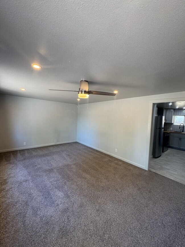 Building Photo - 3 BED 1 BATH HOUSE WITH A FENCED BACKYARD