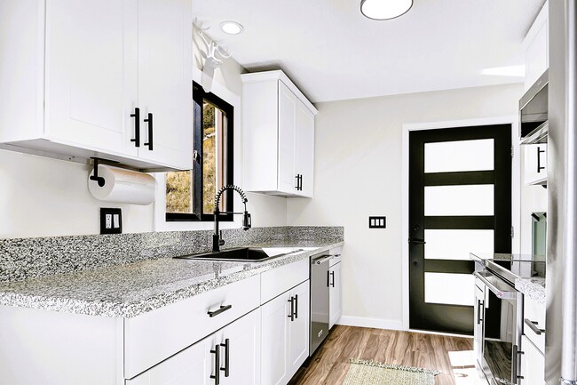 Building Photo - 1244 Hyland Dr