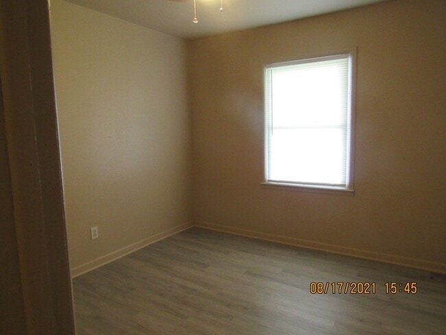 Building Photo - Great Home located close to shopping, rest...